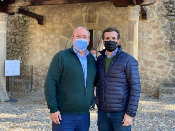 José Antonio Monago y Pablo Casado, en el Monasterio de Yuste.
