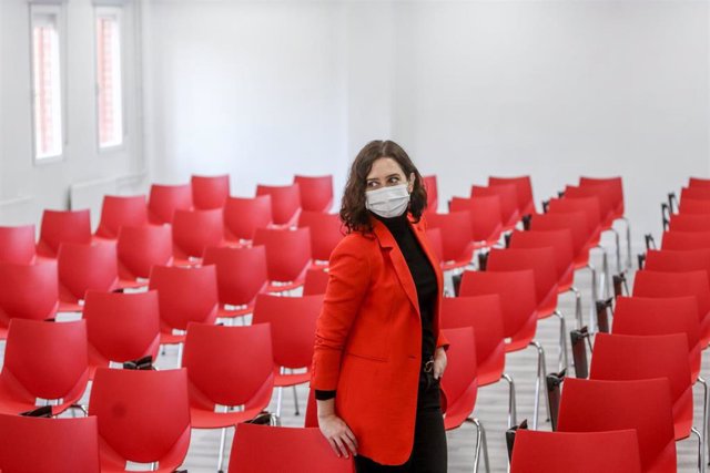 IU Madrid ve un "error" la decisión del TSJM sobre las elecciones y pide a la izquierda unidad La presidenta de la Comunidad de Madrid, Isabel Díaz Ayuso, durante su visita al Instituto de Educación Secundaria (IES) Centro Integral de Formación Profesional a Distancia Ignacio Ellacuría, en Alcorcón, Madrid (España), a 26 de febrero de 2021. Se trat