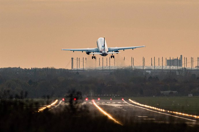 Archivo - 13 November 2020, Hamburg: An Airbus of the airline Eurowings takes off from Hamburg Airport. In the background you can see the Volksparkstadion. Photo: Daniel Reinhardt/dpa