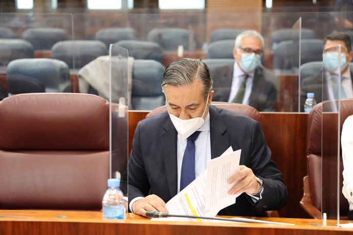 El consejero de Justicia, Interior y Víctimas, Enrique López, durante una sesión plenaria en la Asamblea de Madrid (España), a 18 de febrero de 2021.