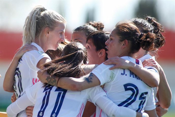 Las jugadoras del Real Madrid celebran el gol de Sofia Jakobsson ante el Atlético de Madrid en la Primera Iberdrola 2020-2021