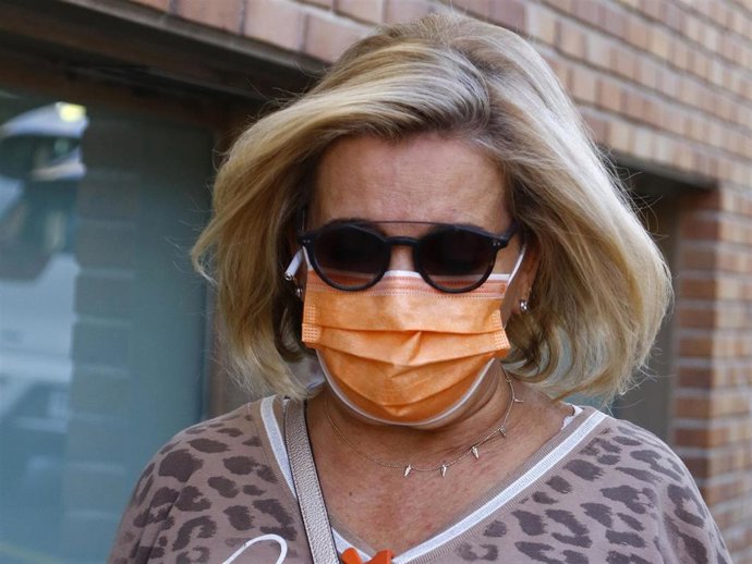 Archivo - Carmen Borrego caminando por la calle tras salir de la peluquería el día de su 54 cumpleaños, en Majadahonda