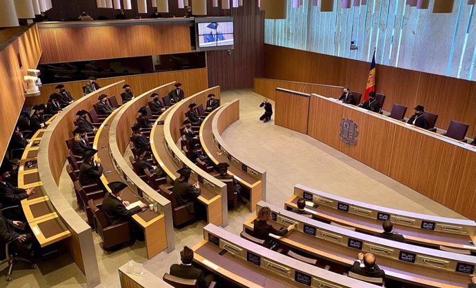 Els parlamentaris amb el vestit tradicional durant la sessió del Dia de la Constitució