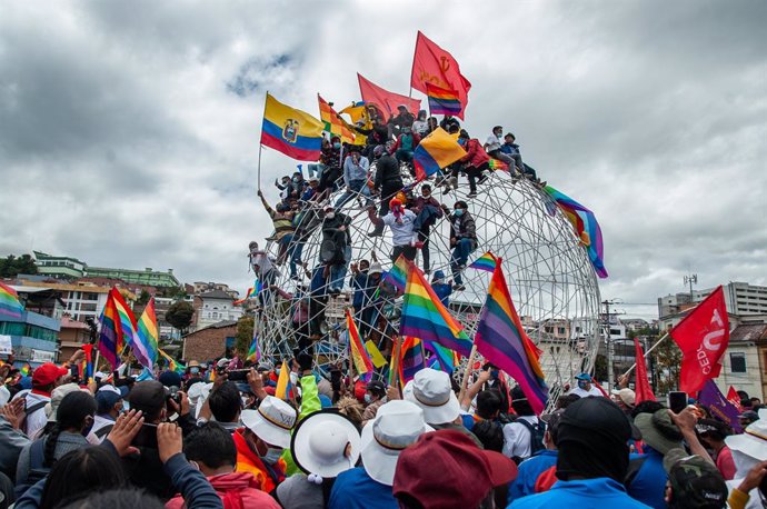 26 February 2021, Ecuador, Quito: Environmental activist and presidential candidate Yaku Perez (C) speaks to supporters during a political event. Perez, third-place finisher in the first round of voting, called for a recount of the votes by the election