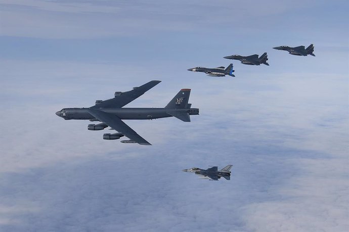 Archivo - HANDOUT - 11 September 2020, ---: A US Air Force B-52H Stratofortress strategic bomber leads a formation of US F-15C Eagles, F-15E Strike Eagles and two Royal Netherlands Air Force F-16 over the North Sea during the annual Point Blank 20-04 ex