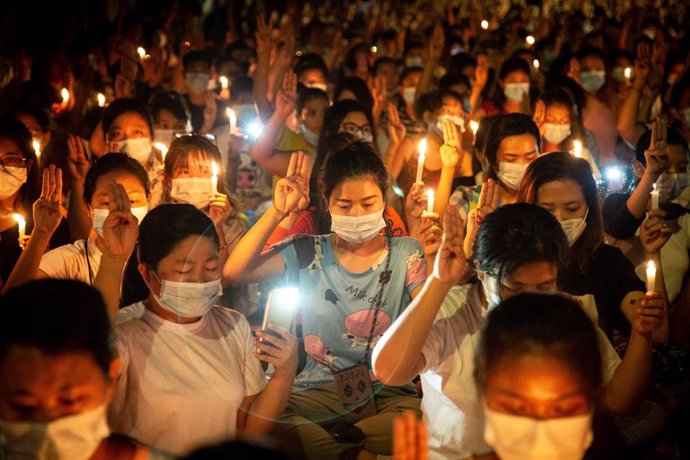 13 March 2021, Myanmar, Yangon: Protesters make three-finger salute as they pray on the streets of yangon for protesters who died during a protest against the military coup. Photo: Theint Mon Soe/SOPA Images via ZUMA Wire/dpa