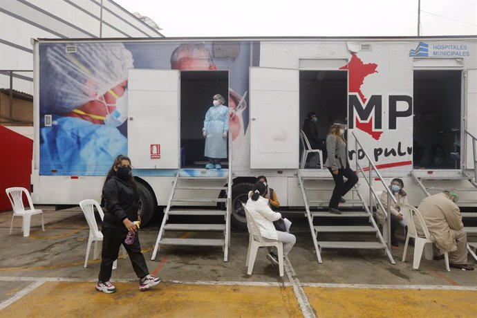 Archivo - Un grupo de personas aguarda su turno para someterse a una prueba de coronavirus en Lima, Perú.
