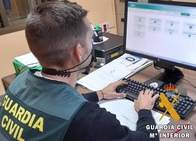 Un agente de la Guardia Civil examina documentación