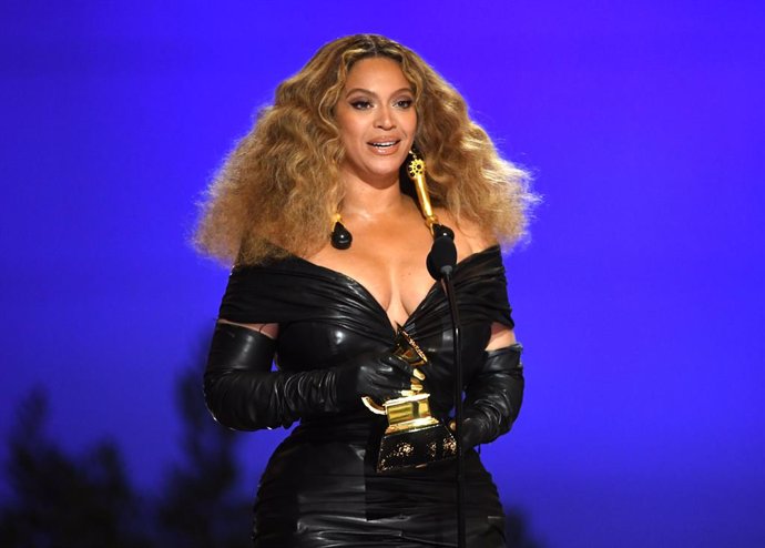 Beyoncé acepta el premio Grammy por 'Black Parade'