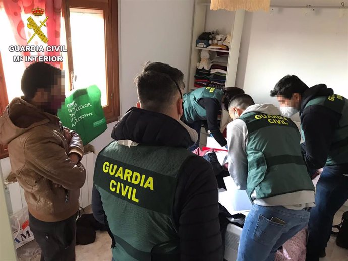 La Guardia Civil detiene a dos personas que se aprovechaban de la situación de vulnerabilidad de inmigrantes a los que empleaban en explotaciones agrícolas.