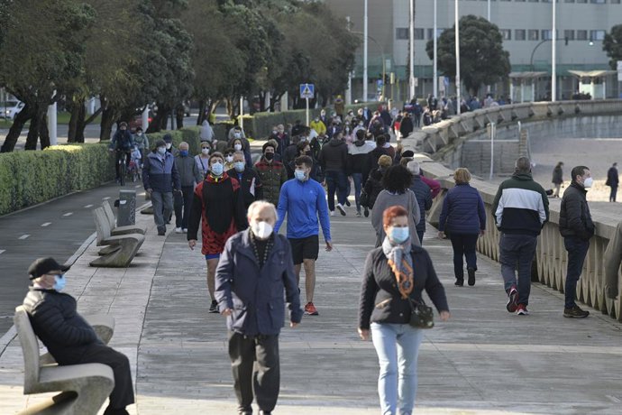 Varias personas disfrutan de un día de primavera anticipada con temperaturas de 20C de máxima y 11C de mínima en el Paseo Marítimo de la playa del Orzán en A Coruña