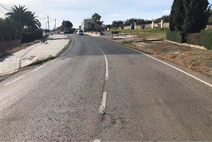 Carretera que une Sierra de Fuentes con la N-521 que se va a rehabilitar y, posteriormente, mejorar el carril bici