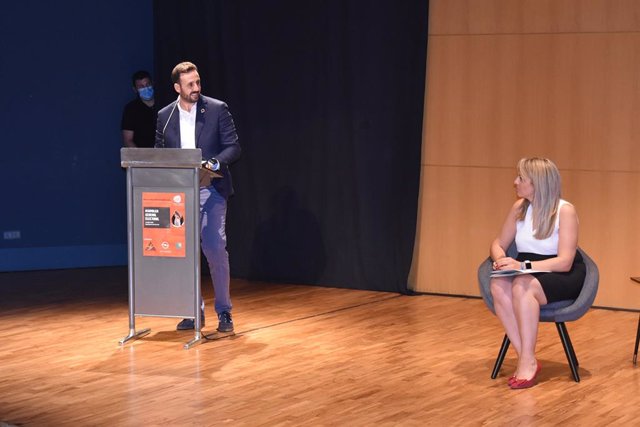 Archivo - Ginés Ángel García, presidente de AJE Región de Murcia, durante la última asamblea general de la asociación.