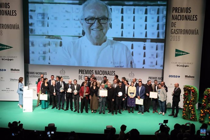 Archivo - Miembros del gobierno de la Comunidad de Madrid, de la Real Academia de Gastronomía y los premiados del acto 'Premios nacionales de la Real Academia de Gastronomía', 