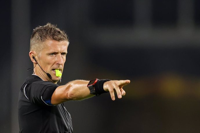 Archivo - FILED - 11 August 2020, North Rhine-Westphalia, Duisburg: Italian Referee Daniele Orsato gestures during the UEFAEuropa League quarter final soccer match between Wolverhampton Wanderers and FC Sevilla at the MSV-Arena. Orsato will referee Sun