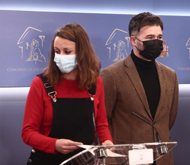 La diputada de la CUP en el Congreso, Mireia Vehí, y el portavoz de ERC en el Congreso, Gabriel Rufián