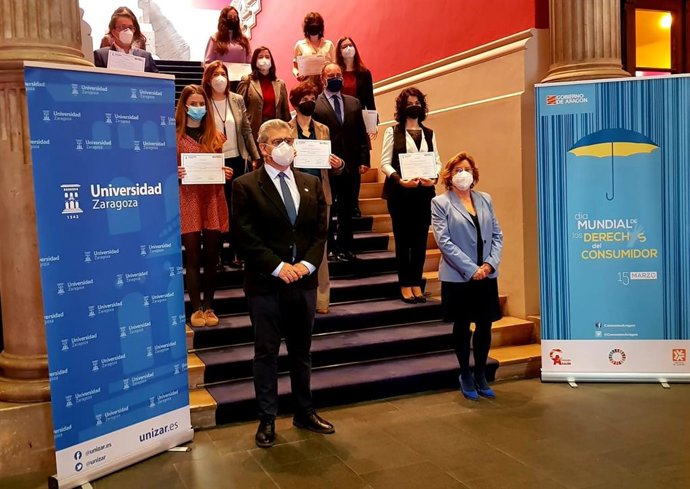 La consejera de Ciudadanía y Derechos Sociales del Gobierno de Aragón, María Victoria Broto, y el rector de la Universidad de Zaragoza, José Antonio Mayoral, junto a los ganadores del concurso Consumo Responsable.