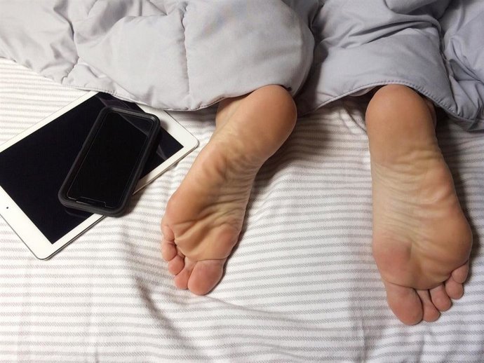 Los españoles dormimos poco y mal a causa de la excesiva exposición a los dispositivos electrónicos y pantallas