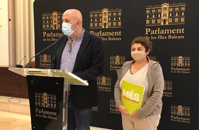El portavoz de MÉS en el Parlament, Miquel Ensenyat, junto con la diputada Joana Aina Campomar.