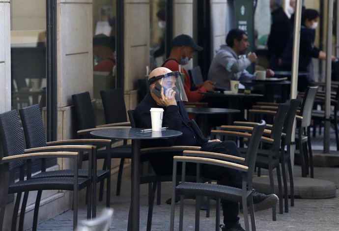 Ciudadanos en una terraza de una cafetería en Málaga a 13 de febrero 2021