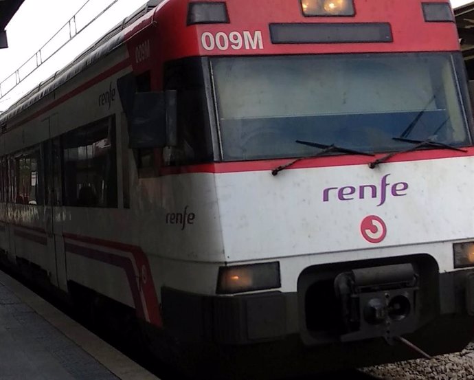 Archivo - Tren de Renfe Cercanías en Madrid.