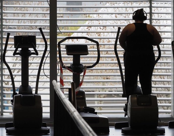 Una persona realiza deporte en la sala de un gimnasio de Valladolid durante una jornada marcada por la reapertura de estos centros deportivos