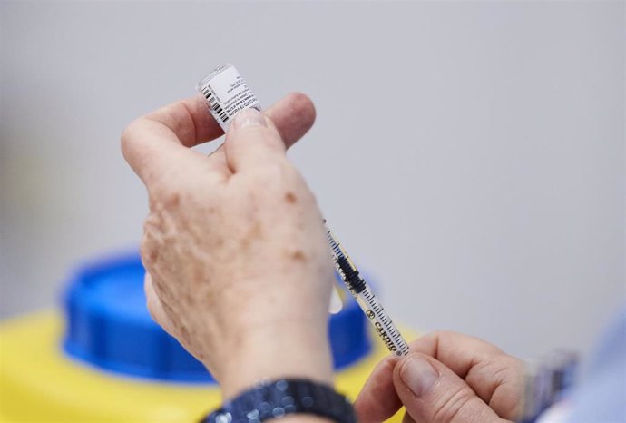 Archivo - Una trabajadora sanitaria sostiene una jeringuilla con la segunda dosis de la vacuna de Pfizer-BioNTech contra la Covid-19.