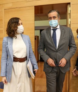 Archivo - La presidenta de la Comunidad de Madrid, Isabel Díaz Ayuso (d), y el consejero de Justicia, Interior y Víctimas, Enrique López (i), antes de una sesión plenaria celebrada en la Asamblea de Madrid, en Madrid, (España), a 11 de febrero de 2021. Es