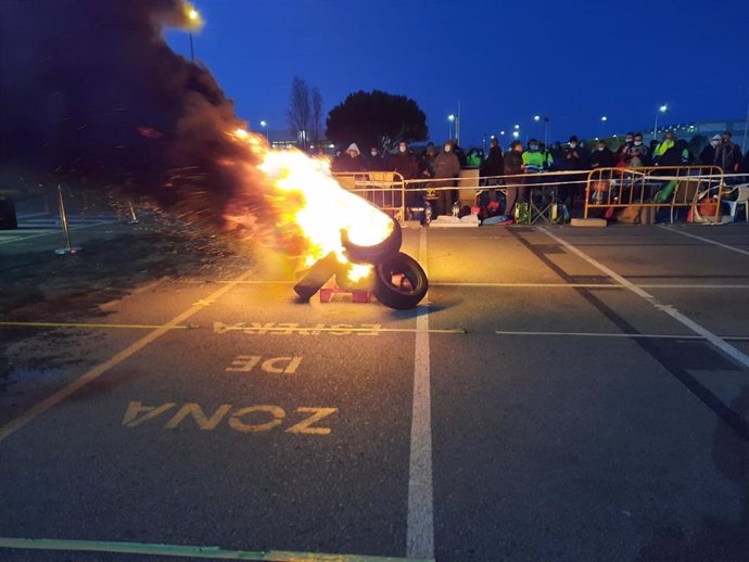 Els treballadors de Tecnove han cremat pneumtics davant la planta de Nissan a la Zona Franca de Barcelona.