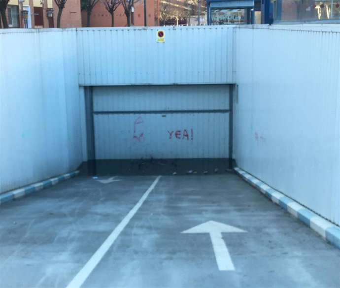 Aparcamiento de la Plaza de la Solidaridad que permanece inundado desde hace meses.