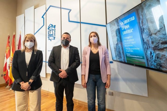 Inmaculada Toledano (derecha); Pilar Alonso, gerente de la Fundación Jorge Guillén (izquierda) y Luis Enrique Valdés presentan el concurso.