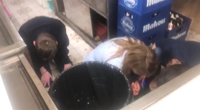 Un grupo de personas escondidas en un cumpleaños ilegal en ALicante