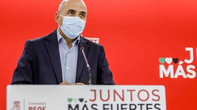 El secretario de Acción Electoral, Ideas y Programas del PSOE de Extremadura, Juan Ramón Ferreira, en rueda de prensa en Mérida