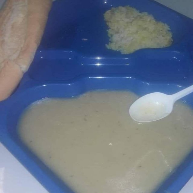 Bandeja de comida en el campamento de migrantes de Las Raíces, en Tenerife