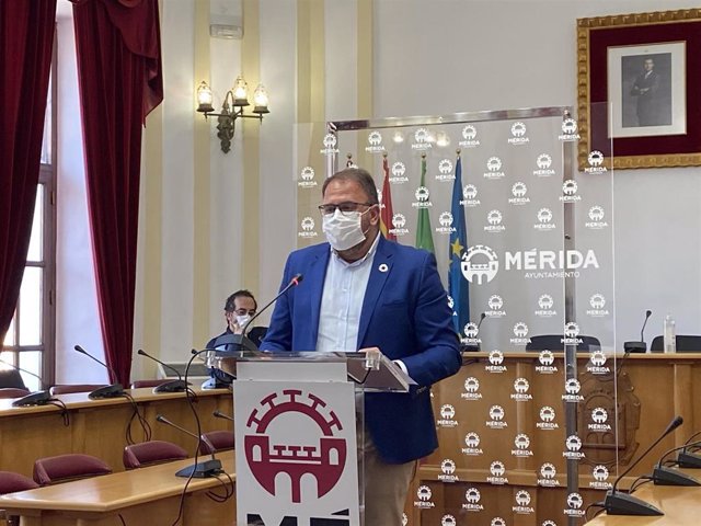 El alcalde de Mérida, Antonio Rodríguez Osuna, en rueda de prensa