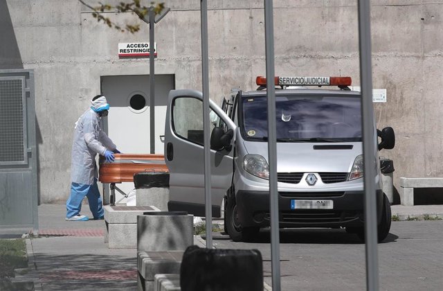 Archivo - Traslado de un féretro durante la pandemia.