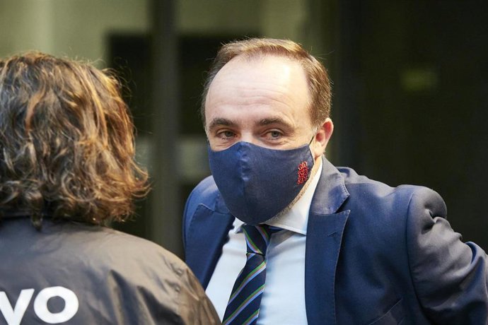 Archivo - El portavoz de Navarra Suma, Javier Esparza, a su llegada a un pleno en el Parlamento foral.