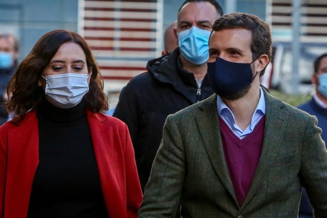 Archivo - La presidenta de la Comunidad de Madrid, Isabel Díaz Ayuso y el presidente del Partido Popular, Pablo Casado a su llegada a la Asociación 'Ni un niño sin juguetes', en Móstoles, Madrid (España), a 4 de enero de 2020.