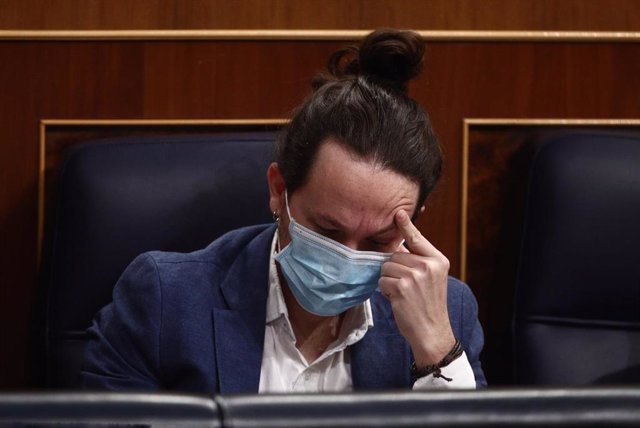 El vicepresidente segundo del Gobierno, Pablo Iglesias, se toca la cabeza durante una sesión de control al Gobierno en el Congreso de los Diputados, en Madrid (España), a 10 de marzo de 2021.