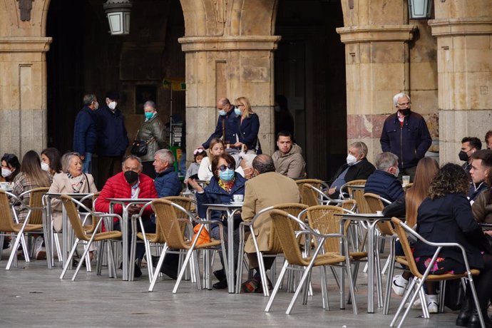 Terraza de un restaurante en la Plaza Mayor de Salamanca, Castilla y León (España).