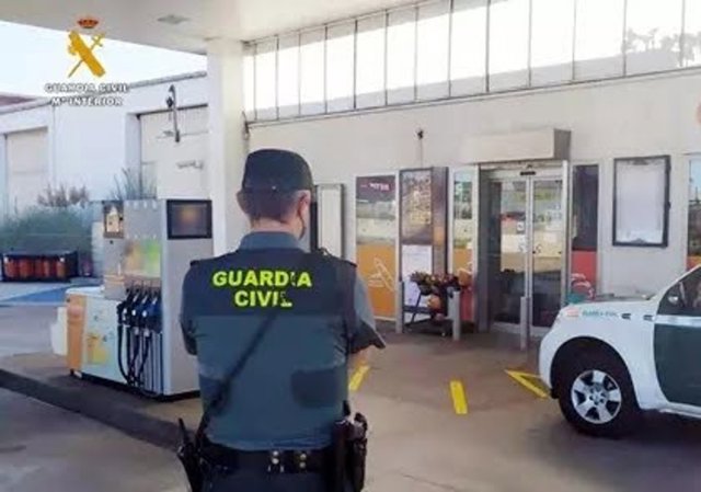 Un agente de la Benemérita investigando en la gasolinera objeto del robo.