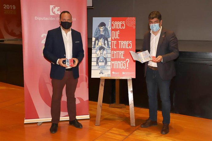 El delegado de Cohesión Social, Consumo, Participación Ciudadana y Protección Civil, Rafael Llamas (dcha.), y el presidente de Facua Córdoba, Francisco Martínez