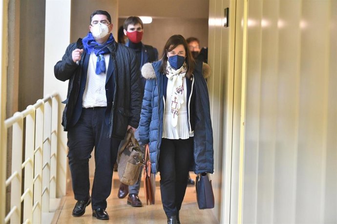 Archivo - La consejera de Salud, Sara Alba, llega al Parlamento de La RIoja