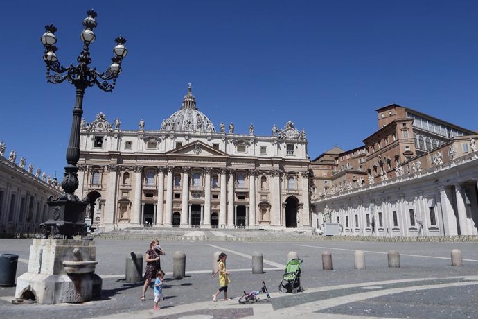 Archivo - 22 May 2020, Vatican, Vatican City: A general view of St. Peter's Square after it has been reopened for tourists and devotees amid easing of restrictions imposed as a result of the coronavirus pandemic. Photo: Evandro Inetti/ZUMA Wire/dpa
