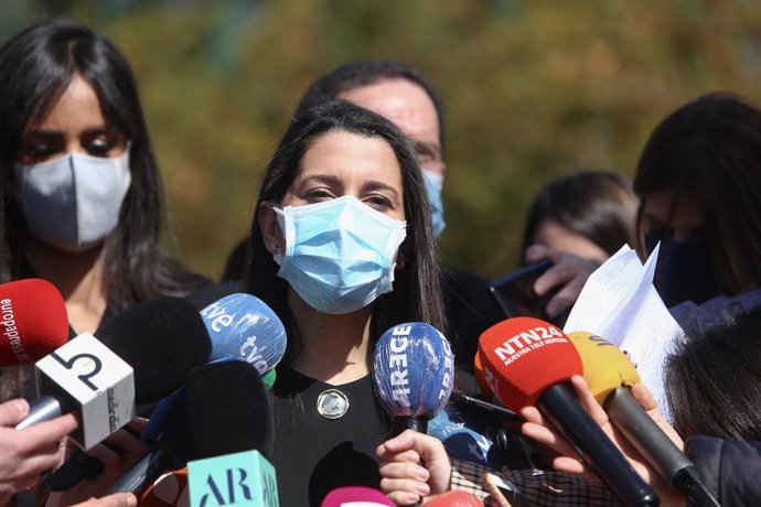 La presidenta de Ciudadanos, Inés Arrimadas, ofrece declaraciones a los medios durante el acto de la Asociación de Víctimas del Terrorismo por el Día Europeo de las Víctimas del Terrorismo con motivo del 17 aniversario del atentado del 11-M, en el Bos