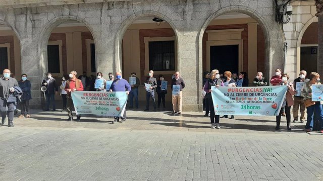 Concentración del Movimiento Vecinal Urgencias 24 horas de San Bartolomé de la Torre (Huelva).