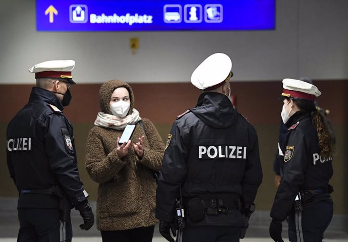 15 March 2021, Austria, Wiener Neustadt: Police carry out spot checks at an exit in the main train station in Wiener Neustadt on the first work and school day with exit controls in Wiener Neustadt, the high incidence area with coronavirus. Photo: Robert