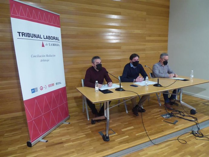 Los secretarios generales de la Federación de Empresarios de La Rioja (FER), Eduardo Fernández; UGT, Jesús Izquierdo; y Comisiones Obreras, Jorge Ruano en rueda de prensa sobre el Tribunal Laboral