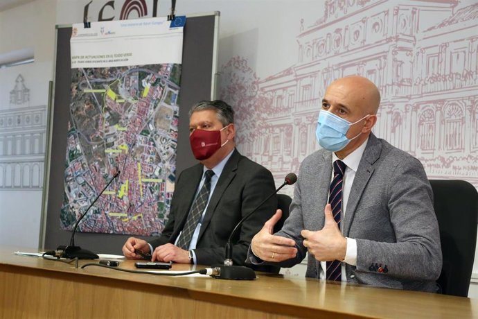 El concejal de Urbanismo (I) y el alcalde (D) presentan la renovación de los espacios verdes.