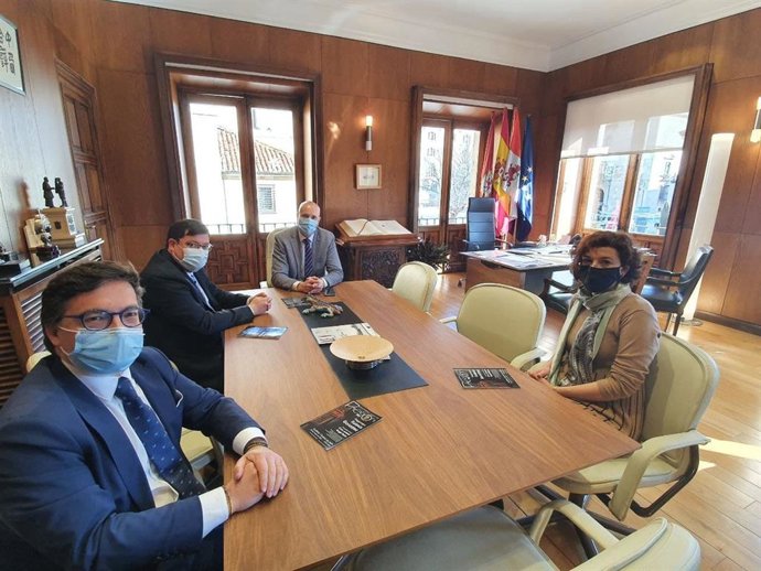 El Alcalde De León, José Antonio Diez, La Concejal De Promoción Económica, Susana Travesí, El Pregonero De La Semana Santa 2021, Xuasús González, Y El Presidente De La Junta Mayor, Manuel Ángel Fernández.